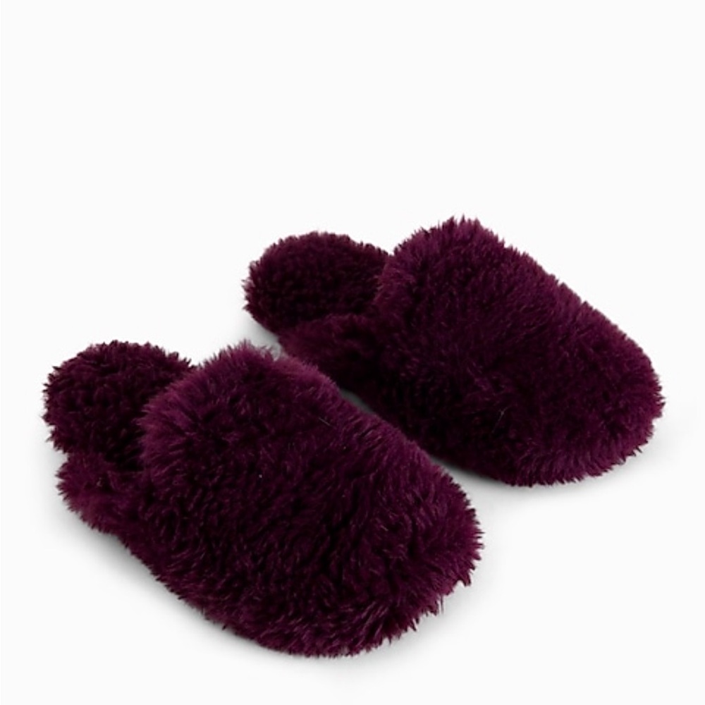 Cute and cozy red wine 🍷 colored soft slippers express size small expresss